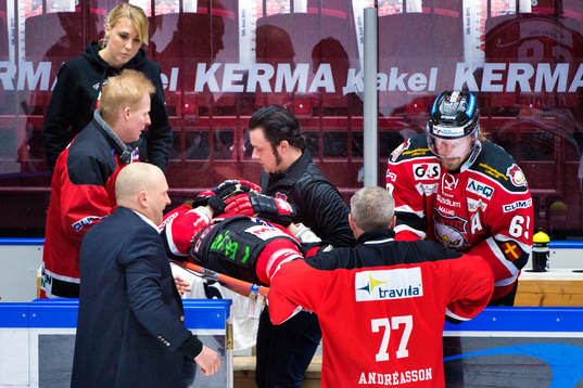 Malmö Redhawks Jens Olsson bärs ut på bår