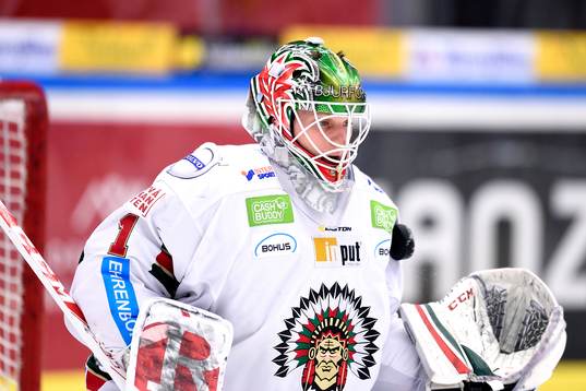 Frölundas målvakt Lars Johansson på uppvärmningen innan