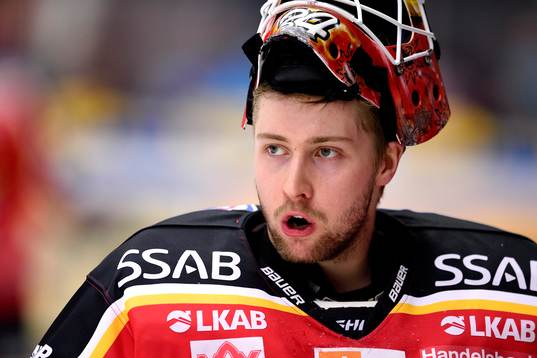 Luleås målvakt Joel Lassinantti på uppvärmningen innan