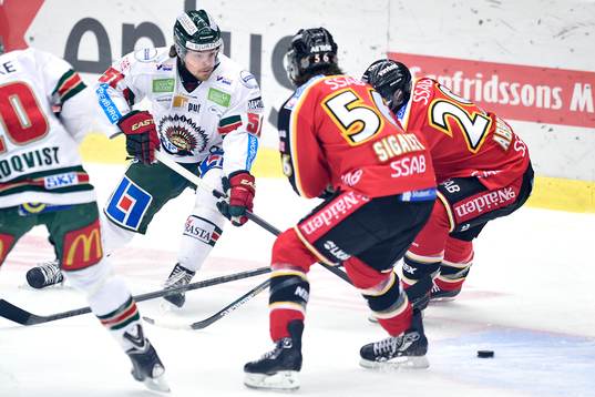 Frölundas Mats Rosseli Olsen lägger in pucken mot mål