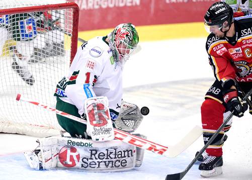 Frölundas målvakt Lars Johansson räddar ett skott