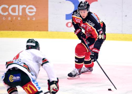 Luleås Johan Harju med pucken