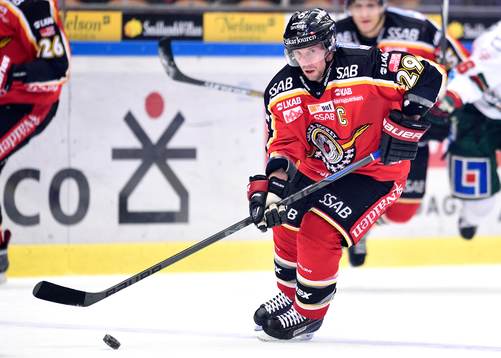 Luleås Chris Abbott med pucken