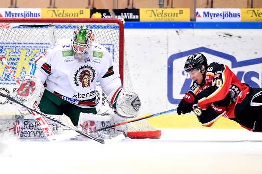 Luleås Johan Harju gör 2-0 bakom Frölundas målvakt Lars