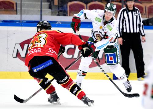 Frölundas Christian Bäckman med pucken