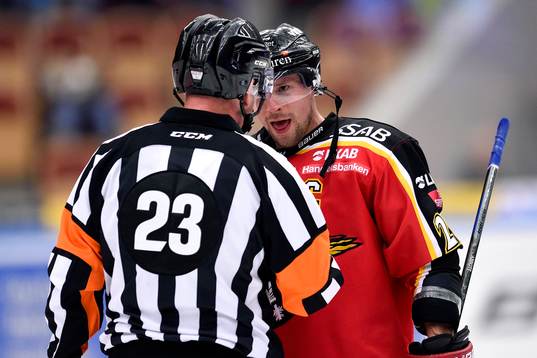Luleås Chris Abbott pratar med domaren Christoffer Karlsson