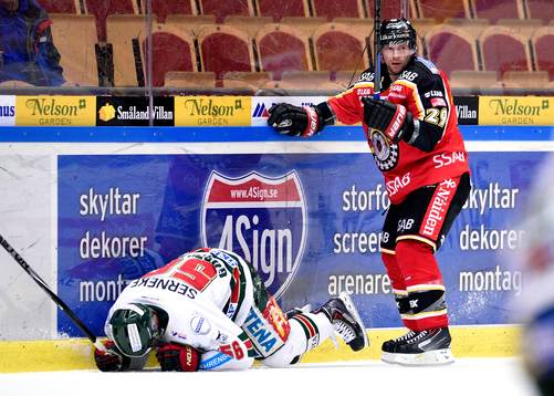 Luleås Chris Abbott har just tacklat Frölundas Erik