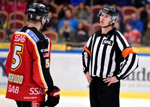 Luleås Marcus Fagerudd pratar med domaren Mikael Andersson
