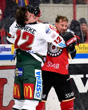 Luleås Chris Abbott i bråk med Frölundas Oscar Engsund