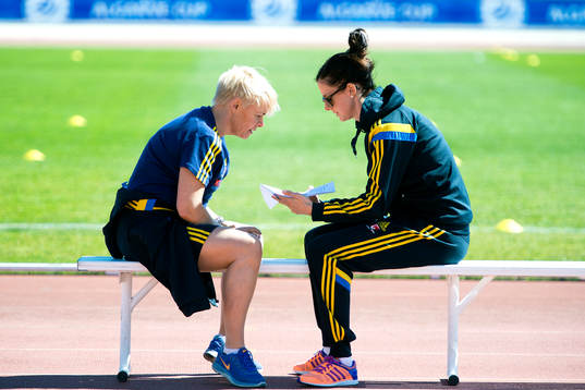 Mia Törnblom pratar med Sveriges Lotta Schelin  innan