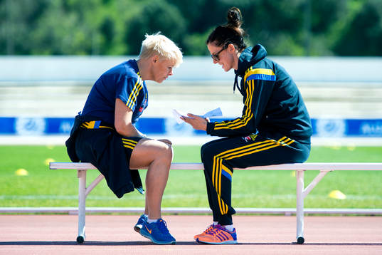 Mia Törnblom pratar med Sveriges Lotta Schelin  innan