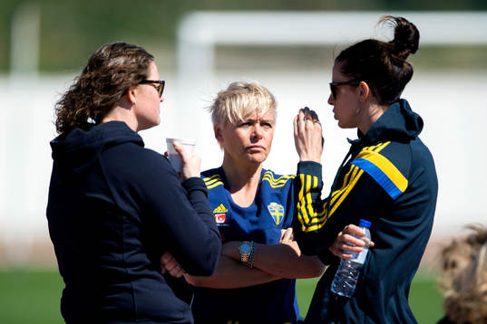 Mia Törnblom pratar med Sveriges Lotta Schelin  innan