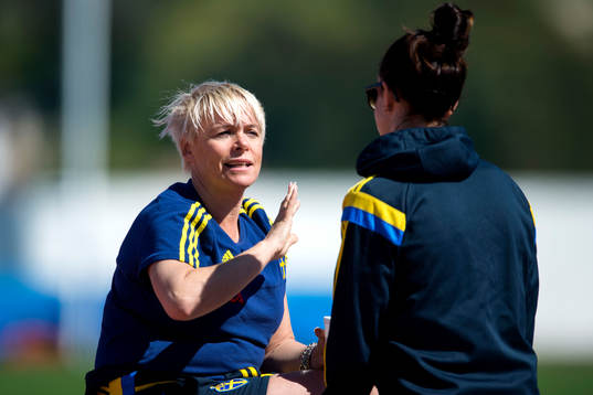 Mia Törnblom pratar med Sveriges Lotta Schelin  innan