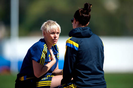 Mia Törnblom pratar med Sveriges Lotta Schelin  innan