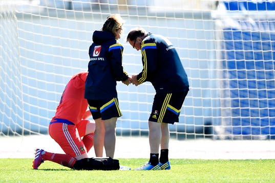 Sveriges målvakt Hedvig Lindahl får handen omplåstrad