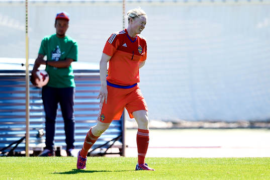 Sveriges målvakt Hedvig Lindahl skadar handen
