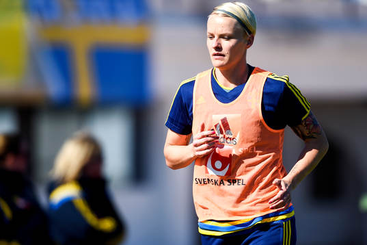 Sveriges Nilla Fischer värmer upp vid sidan av planen