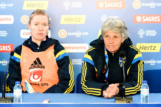 Sveriges målvakt Hedvig Lindahl och förbundskapten Pia