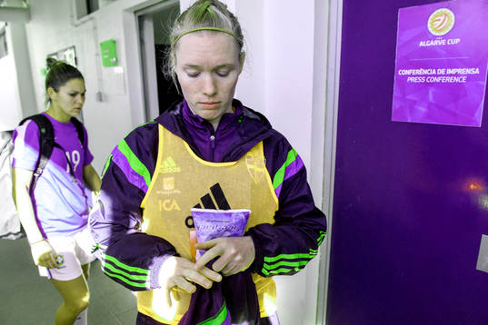 Sveriges målvakt Hedvig Lindahl visar vilket finger som
