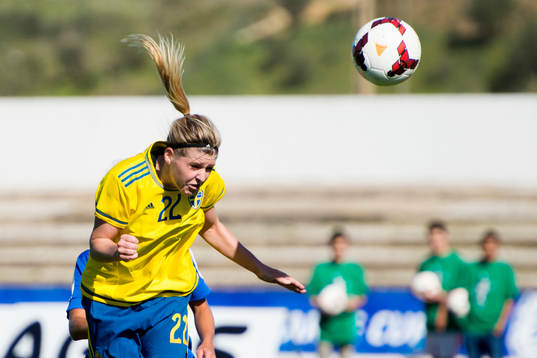 Sveriges Olivia Schough nickar bollen