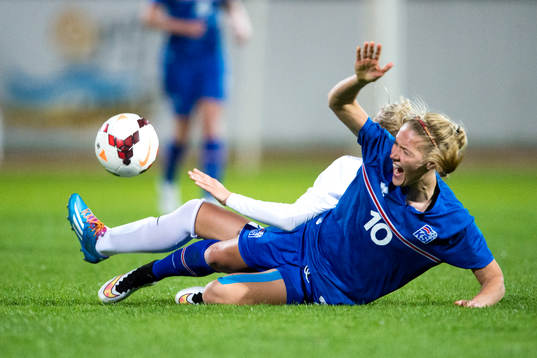 Islands Dagny Brynjarsdottir faller i en närkamp