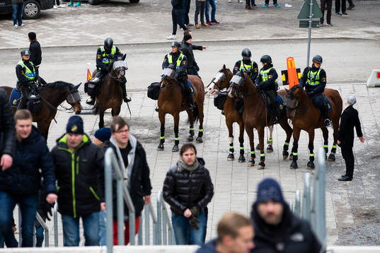 Polisen på hästar utanför arenan