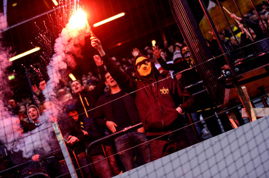 s supportrar tänder bengaler innan  fotbollsmatchen i