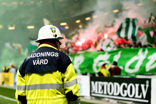 Räddningsvärd står och ser på när Hammarbys supportrar