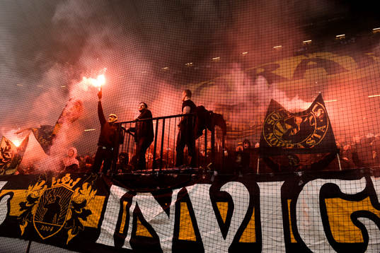 s supportrar tände bengaler