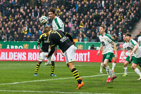 Hammarbys Linus Hallenius nickar unan bollen