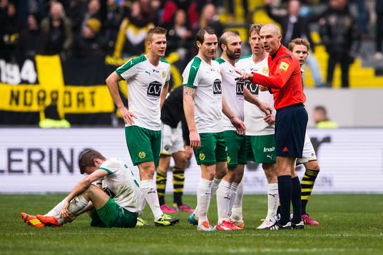 Domare MIchael Lerjéus samtalar med Hammarbys spealre