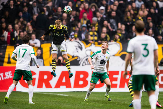 s Per Karlsson med nickar unan bollen medan Hammarbys Erik