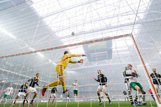 s målvakt Patrik Carlgren i straffområdet innan Hammarby