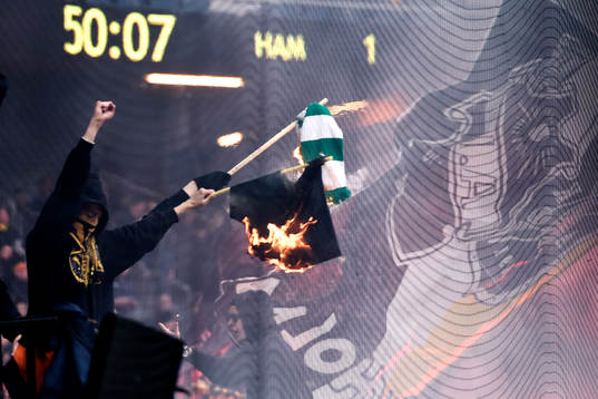 s supportrar brände en Hammarby flagga