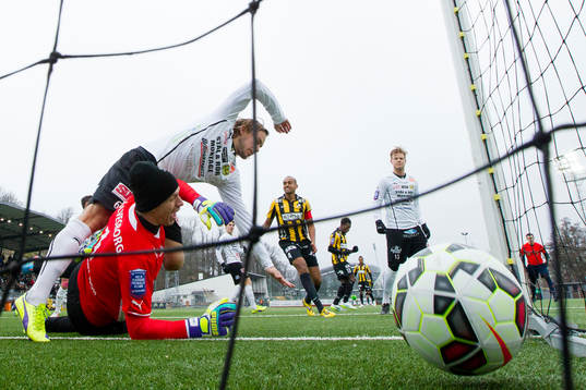 Mjällbys målvakt Mattias Asper och Danny Ervik ser