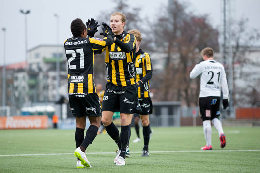 Häckens Nasiru Mohammed klappar om jublande 2-0