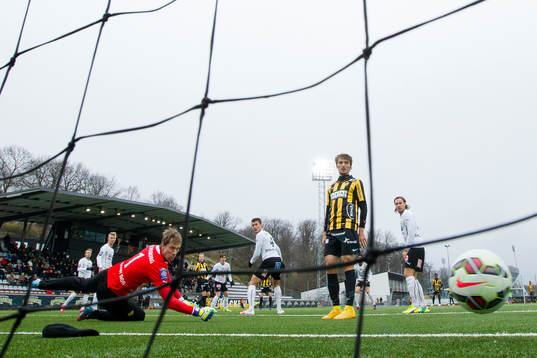 Häckens Simon Gustafson skjuter in 2-0 bakom Mjällbys