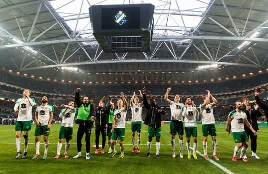 Hammarbys spelare jublar och tackar supportrarna