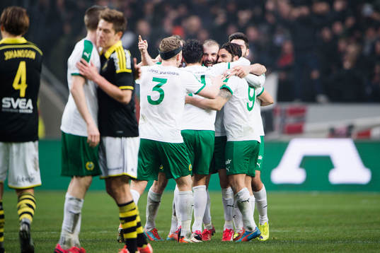 Hammarbys spelare med Kennedy Bakircioglu i mitten jublar