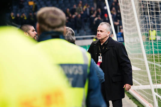 s vd Johan Segui pratar med supportrar