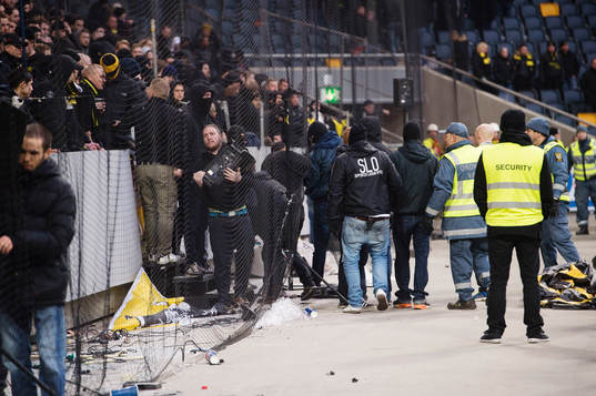 s supportrar hoppar över kanten