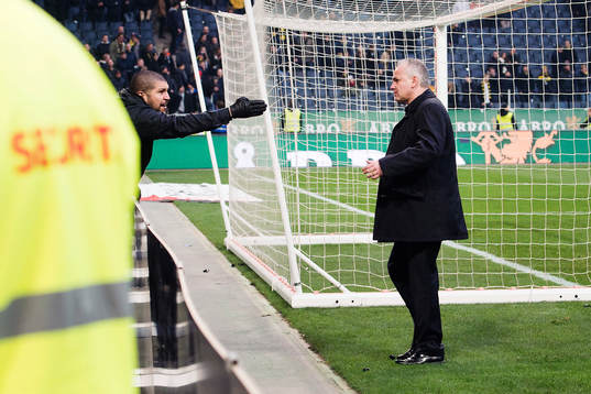 s vd Johan Segui pratar med supportrar