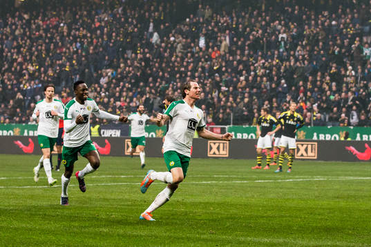 Hammarbys Amadaiya Rennie och Johan Persson jublar