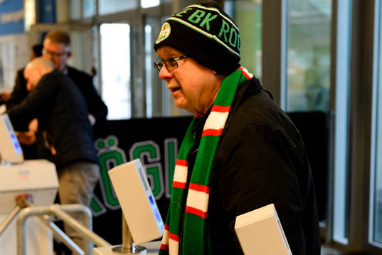 En Rögle supporter passerar biljettkontrollen