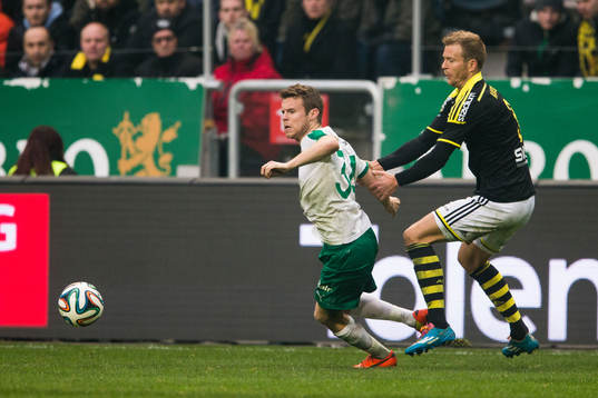 s Per Karlsson (h) håller tag i Hammarbys Måns