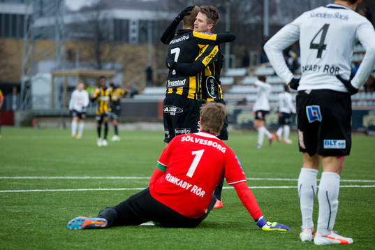 Häckens Simon Gustafson kramas om av Gunnar Heidar