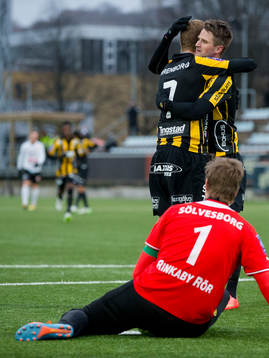 Häckens Simon Gustafson kramas om av Gunnar Heidar
