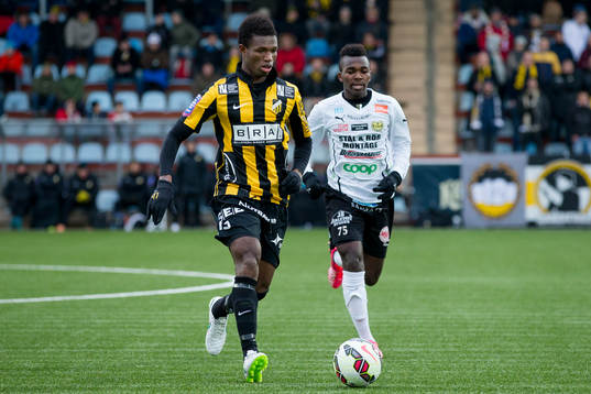 Häckens Mohammad Abubakari före Mjällbys Lumala Abdu