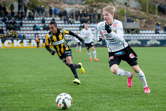 Mjällbys Eric Björkander före Häckens Nasiru Mohammed