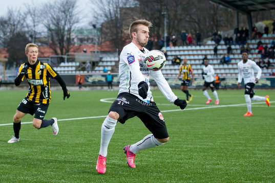 Mjällbys Simon Nilsson tar ned bollen på bröstet